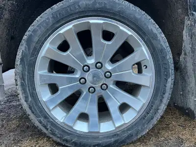 Upgrade the style of your truck with this set of 22” GMC Denali rims complete with a good set of 285...