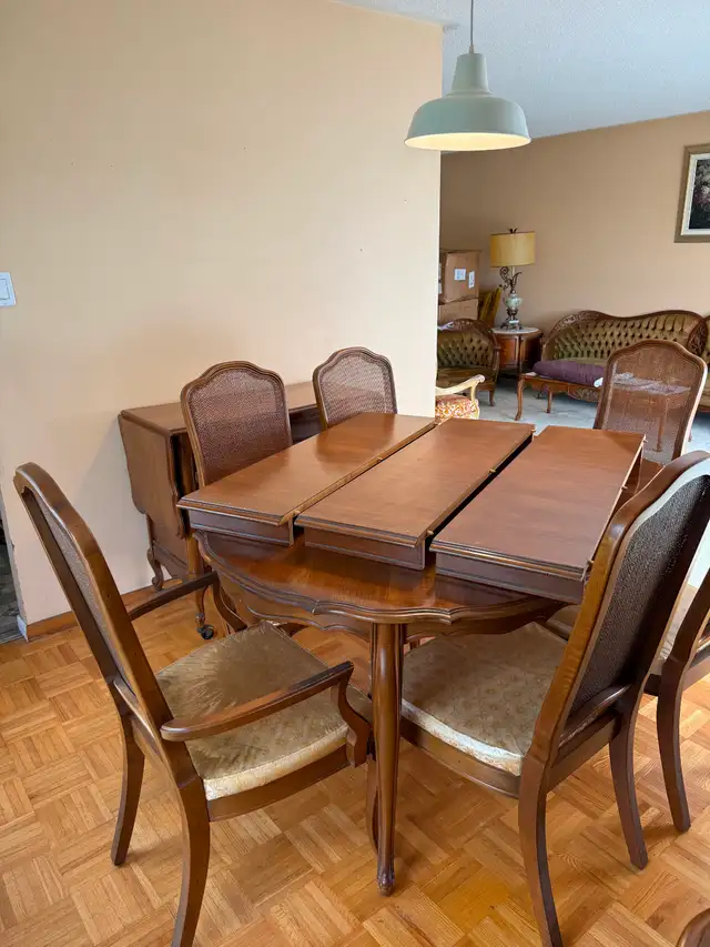 Vintage French Provincial Dining table set in Dining Tables & Sets in City of Toronto - Image 3