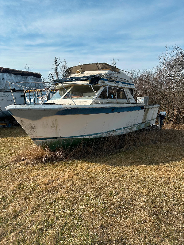 1983 Chris Craft Commander for sale. in Powerboats & Motorboats in Oshawa / Durham Region - Image 2