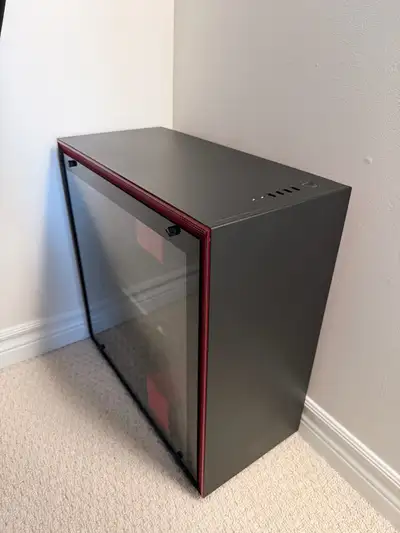 Recently upgraded to a new pc so Im selling this one. Its in an amazing condition, been cleaned once...