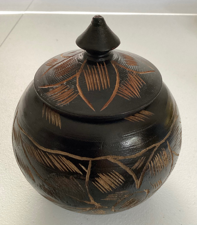 Wooden Hand Etched Bowl and Lid in Floral Design dans Décoration intérieure et accessoires  à Ouest de l’Île