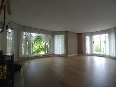 Beau condo 4 1/2 à louer avec stationnement intérieur