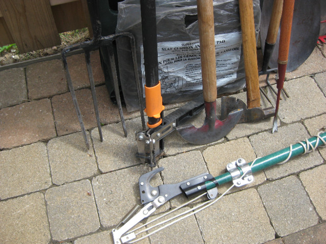 Garden tools and rack -tree pruner, rake, fork, shovels, hatchet in Outdoor Tools & Storage in Ottawa - Image 2