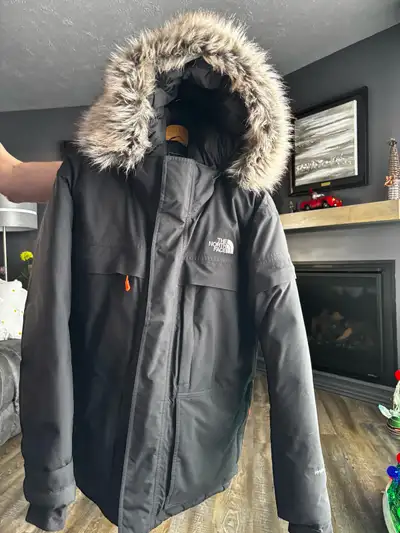 Manteau North Face, grandeur, large pour femmes, mais peut convenir aussi pour homme je l’ai acheté...