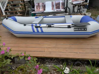 Je vends un bateau gonflable Boatify,10 pieds année 2025 avec plancher gonflable, support moteur, 2...