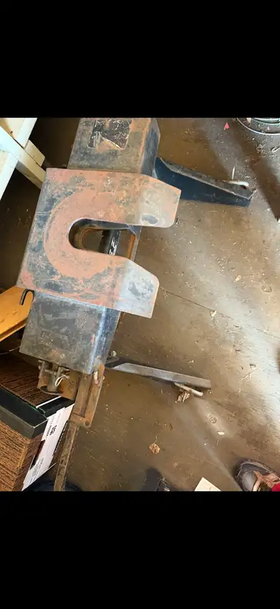 Fifth wheel hitch only asking $200 obo