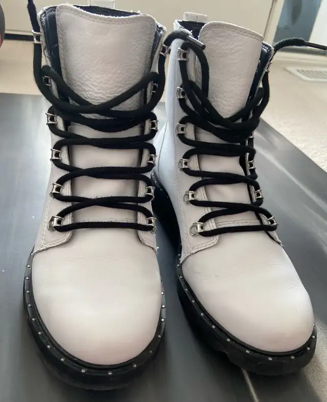 Women’s Sorel winter boots in Women's - Shoes in Markham / York Region - Image 2