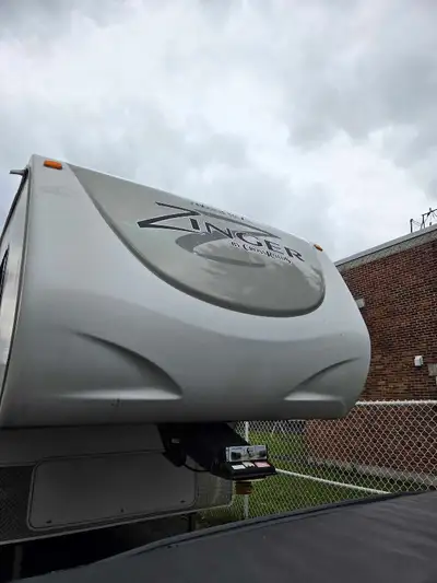 Fifth wheel 29 pieds qui vient avec literies,serviettes,vaisselles et chaudron,tapis d'entrée et dan...
