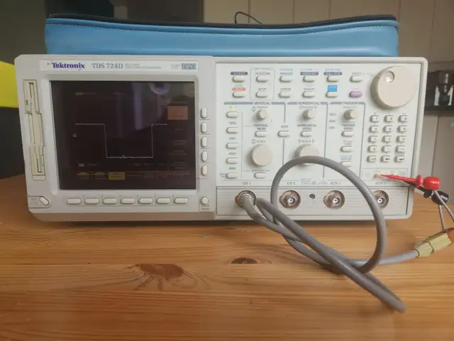 Tektronix TDS-724D in General Electronics in City of Montréal - Image 6