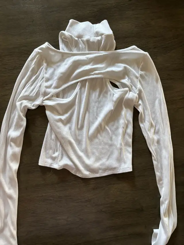 Garage Long Sleeve Top in Women's - Tops & Outerwear in Sarnia - Image 3