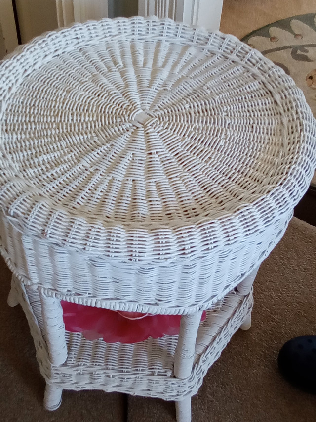 WHITE WOVEN WICKER/RATTAN ROUND SIDE TABLE in Other Tables in Annapolis Valley - Image 2