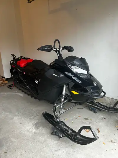 2018 summit sp 850 , 154” track 3” lugs. Stored in heated garage mint condition. 1360 KM -GGB can -E...