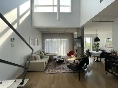 Superbe loft lumineux sur 2 étages, aire de couchage à concept ouvert, situé au coeur du Plateau Est...