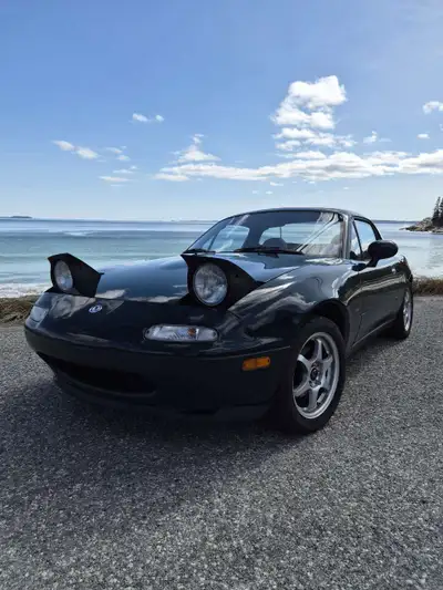 Selling my 1994 Mazda Miata NA with hard top, manual transmission, finished in green (British Racing...