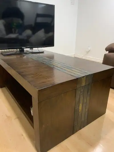 This used coffee table features a sturdy construction and a unique design with inlaid slate stone in...