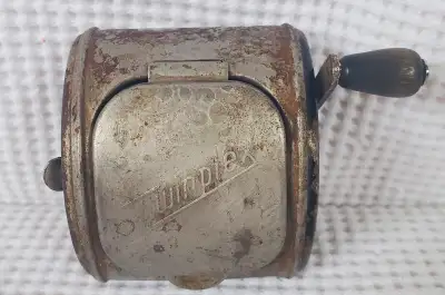 Pretty cool piece for the person who collects razors or barber stuff. This piece is right out of the...