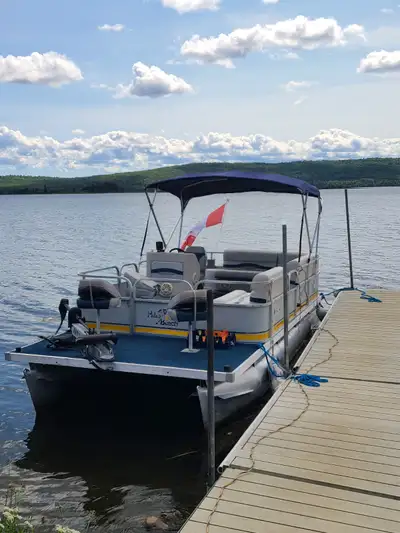 20' Suncruiser Pontoon Boat/ 2015 Karavan Trailer/50 hp 4 Stroke Yamaha Outboard, 36V 101 lbs minn K...