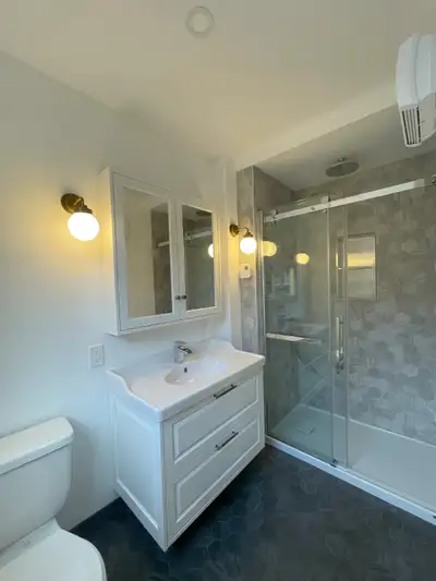 Très grand 3 1/2 Rénové. Cuisine et salle de bain neuve. Très éclairé. **Quartier recherché!** Confo...