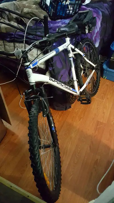 Mountain bike 26" with front suspension, back rack with bag.