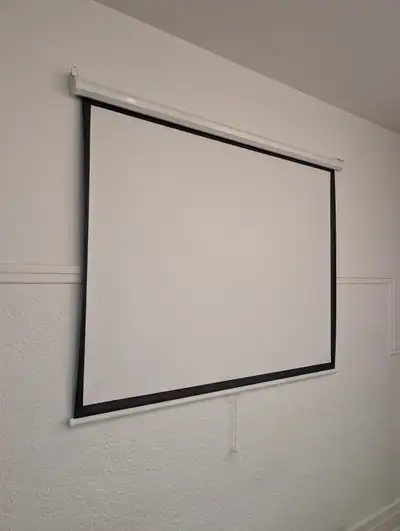 Projector screen / Écran de projecteur 69", View more