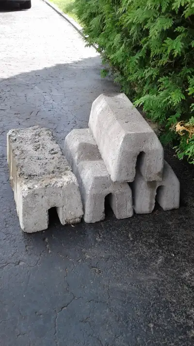 BLOC DE CIMENT POUR ABRI D`AUTO, View more