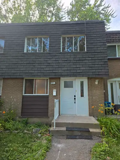 Découvrez cette magnifique maison complètement rénovée qui allie modernité et confort! Profitez d’un...