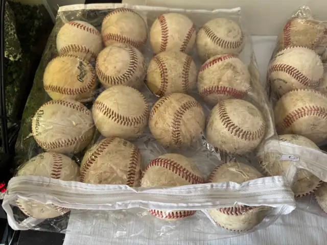 ADULT BASEBALLS, FULL SIZE, READ ADD FOR OPTIONS, AHUNTSIC PICK in Baseball & Softball in City of Montréal - Image 7