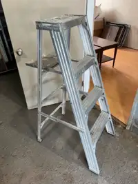 Very sturdy 4' Step Ladder with Paint/Tool Flip Tray