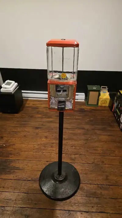 Machine à gomme, peanuts ou bonbons en très bon état 1960 de marque NorthWestern. Fonctionne très bi...