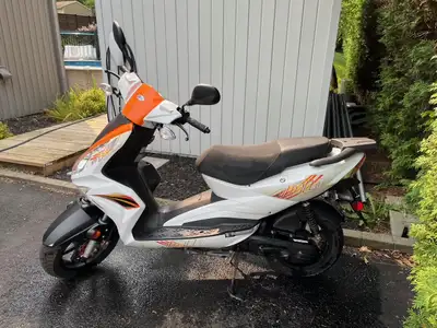 Scooter 50cc Adly GTS-R50 2414km Très propre, pneu en bon état, Moteur 2 temps Housse comprise, casq...