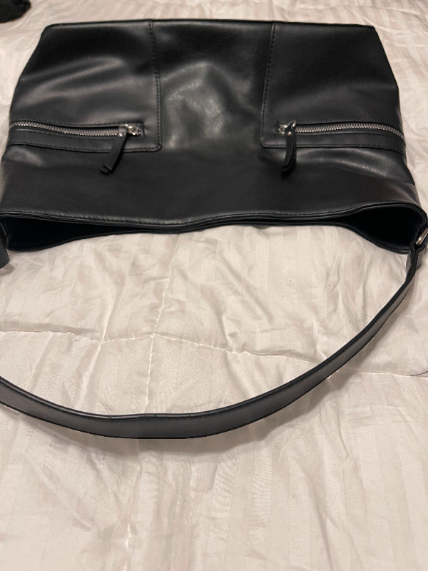 George Messenger Bag~ Black~Shoulder Bag in Women's - Bags & Wallets in Barrie - Image 4