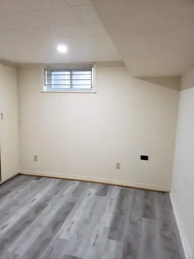 Private room for rent in basement near Markham and Lawrence