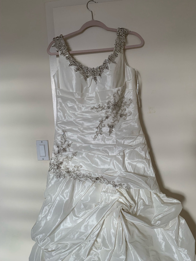 Wedding gown for sale AS-IS  in Wedding in City of Toronto - Image 3