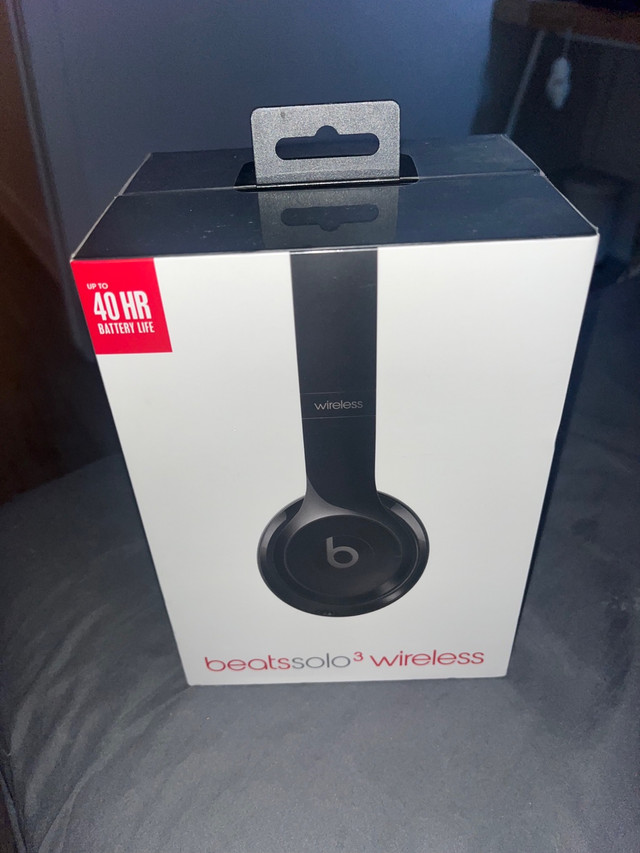 Beats solo 3 gloss black unopened  dans Écouteurs  à Longueuil/Rive Sud