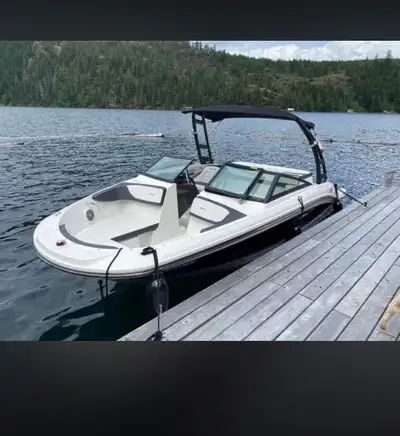 Beautiful 2016 Sea Ray SPX 190 bowrider in excellent condition and ready for the water! Engine: 4.3...