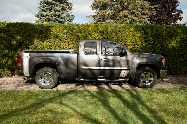 2010 GMC Sierra 1500 SLE Z71 4x4 Truck in Cars & Trucks in City of Toronto - Image 2