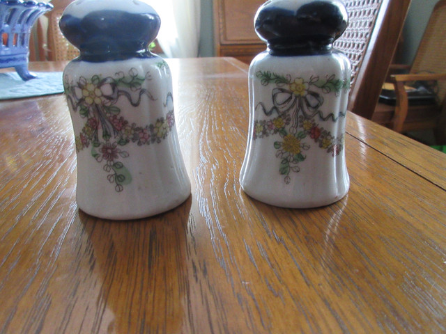 VINTAGE SALT AND PEPPER SHAKERS in Arts & Collectibles in Cornwall