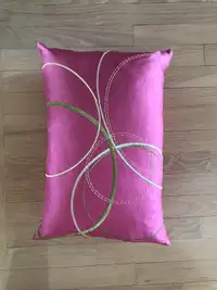 Coussin rose foncé / Dark pink cushion