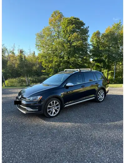 2017 Volkswagen Golf Alltrack – 161,000 km Will not respond to "is this still available" For sale is...