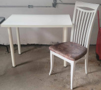 petite table de cuisine bureau  travail avec une chaise blanche