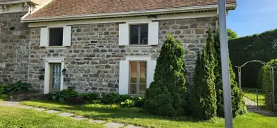 Logement 3 1/2, au niveau du sol, en rénovation, à louer à partir du 1 juillet 2026. Dans le secteur...