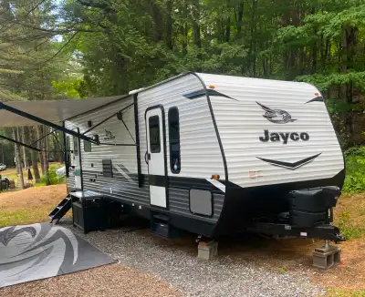 2022 Jay Flight SLX 8 travel trailer 265RLS, 31ft length, in excellent condition, located at Camping...
