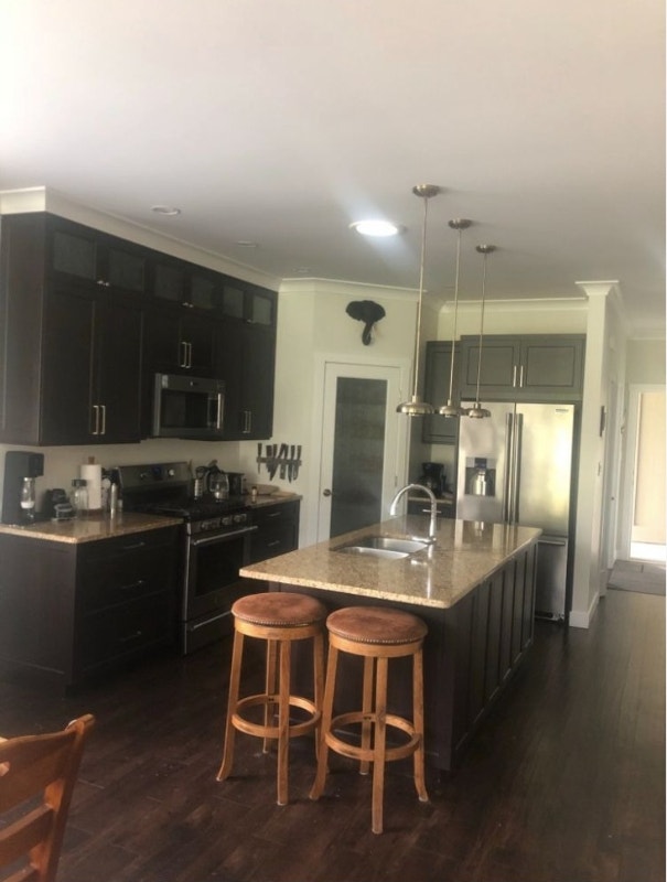 Charming home in tranquil golf course neighbourhood for rent Long