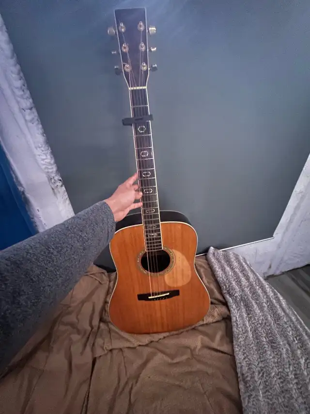 Acoustic guitar in Guitars in Laval / North Shore - Image 3