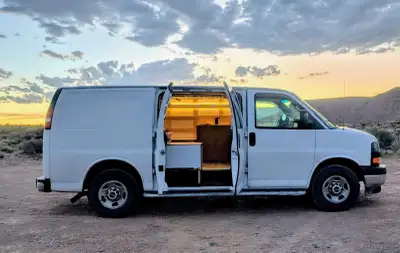 Je vends mon GMC Savana 2500 2017 aménagé camper van, un véhicule d'occasion prêt pour vos prochaine...