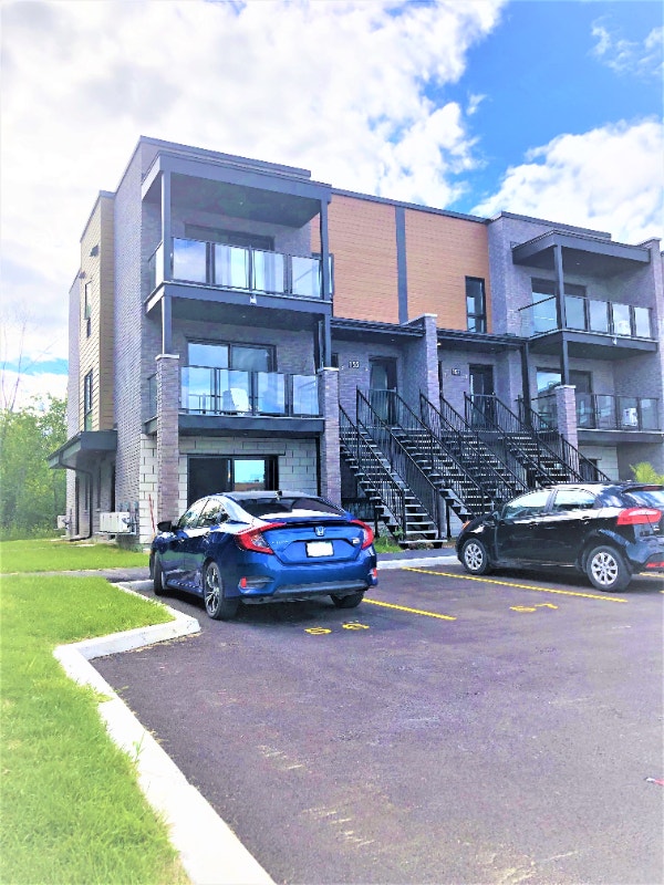 Spacious Condo 2BDRs+Den, Appliance INCLUS, Aylmer Long Term Rentals