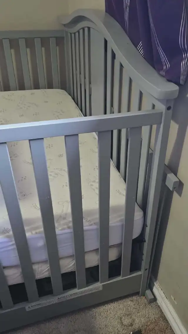 Convertable crib with storage. Used. in Cribs in Edmonton - Image 2