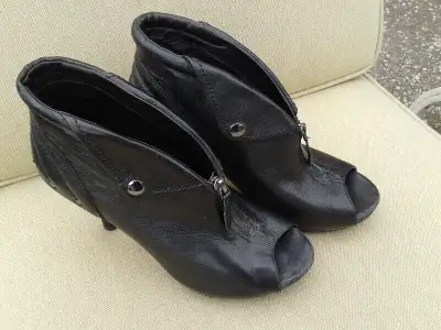 B. Makowsky Black Leather open toe shoe Boot size 8.5, View more