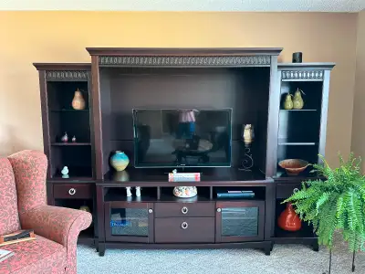 I have owners selling their livingroom wall unit. It’s a 3 piece set and good quality. It’s in reall...