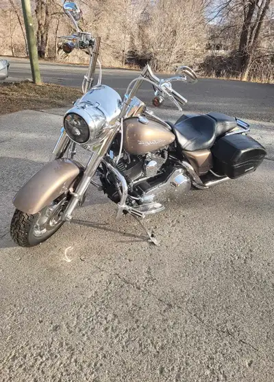 Feast your eyes on this 2004 Harley-Davidson Road King, a true legend with only 9,369 kilometers on...